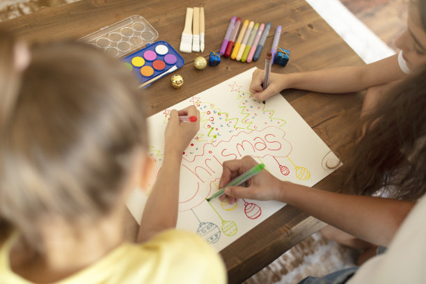 姐妹们制作圣诞卡片。圣诞节概念背景。图片下载