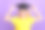 照片中相当滑稽的男生穿着黄色的t恤，戴着眼镜，双臂微笑，毕业帽，孤立的紫罗兰色背景图片下载