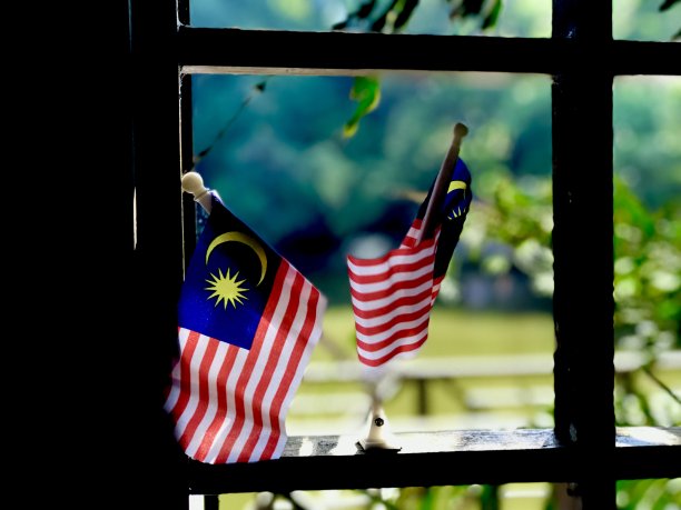马来西亚国旗又名雅露阁，以自然为背景。8月31日独立日庆祝或Merdeka日概念性照片。图片下载