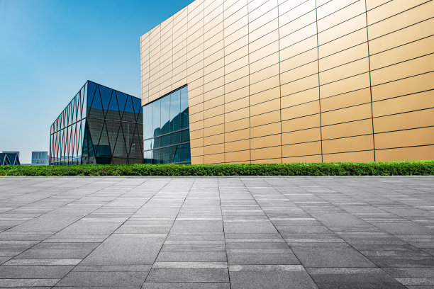 在晴朗的天空下，市中心的建筑在石头广场的后面图片下载