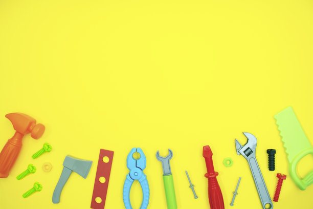 黄色背景上的玩具工具。图片下载