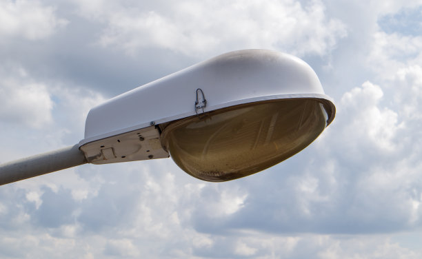 街灯关闭。高速公路交汇处的大街灯。特写镜头。现代的路灯。路灯的电旧灯在蓝天白云的背景下白天照明图片下载