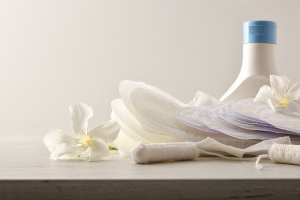 月经卫生用品放在木桌上隔离白色图片下载