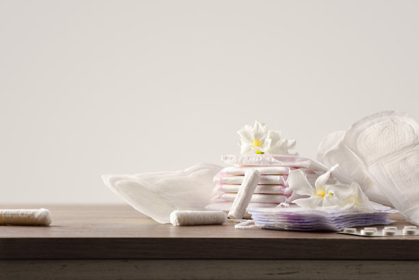 经期卫生用品与木桌隔离背景正面视图图片下载