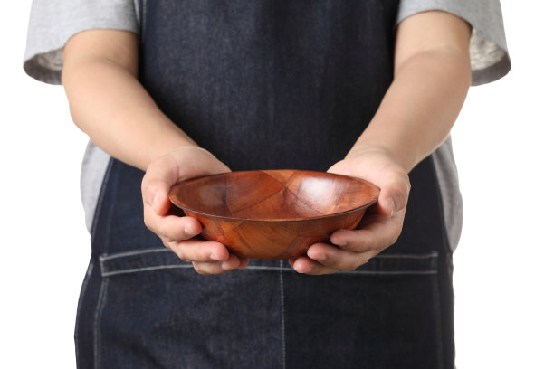 厨师拿着白色背景的木杯图片下载