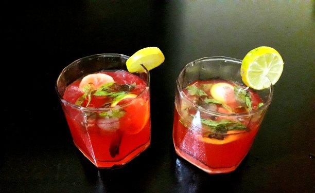 美味的鸡尾酒高角度摄影图片下载