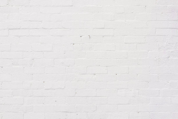 旧砖墙的一部分被漆成了白色图片下载