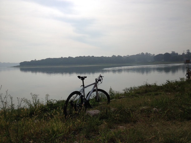 坝中自行车图片下载