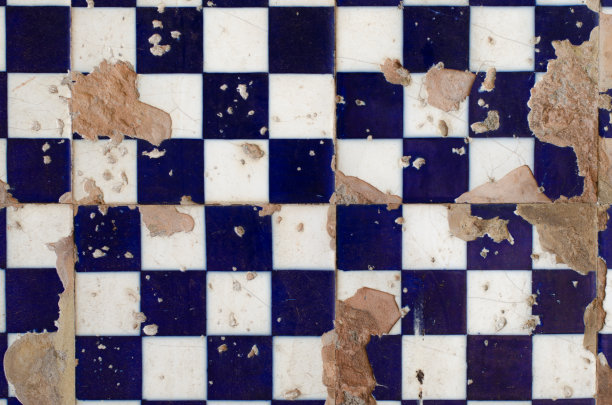 墙上贴着破旧的青花砖，呈方形。时间流逝的概念图片下载