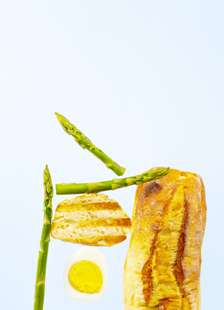 新鲜烤面包，芦笋和鸡蛋。早餐的组成。平衡浮动的食物。悬浮平衡的食物。垂直的照片。图片下载
