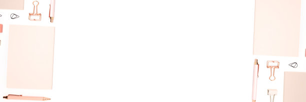白色背景上有粉红色办公文具的横幅。图片下载
