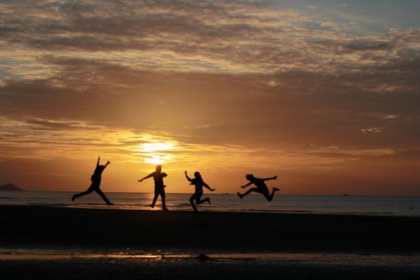 在沙滩上玩耍图片下载