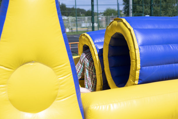 充气的游乐场。城市里的娱乐。运动设计。图片下载