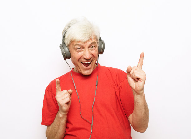 照片中的疯狂乐观老人听着音乐，挽着手臂，戴着耳机孤立在白色背景下图片下载
