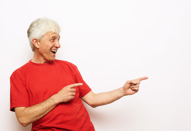 白发苍苍的长者面带不经意的微笑，双手和手指指向一边图片下载