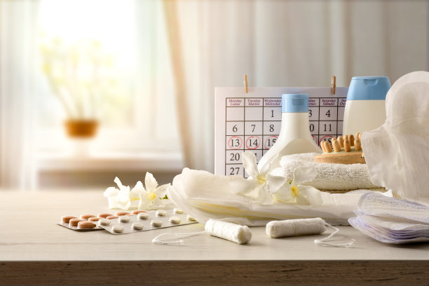 房间内桌上摆放月经卫生用品图片下载