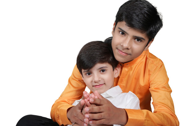 从横向照片中剪下两个微笑的印度亚裔男孩，双手合十，摆出普加或祈祷的姿势，看着相机;孤立在白色图片下载