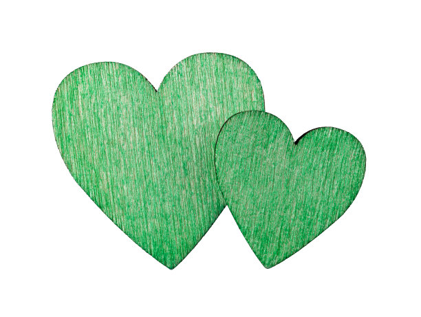 一对绿色木制情人节心孤立在白色的背景。绿色生活理念的爱和团聚。假日，明信片，贺卡和横幅设计元素。宏。图片下载