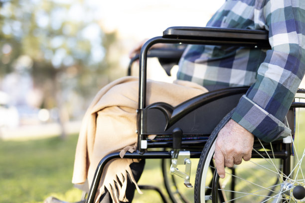 轮椅上的残疾病人图片下载
