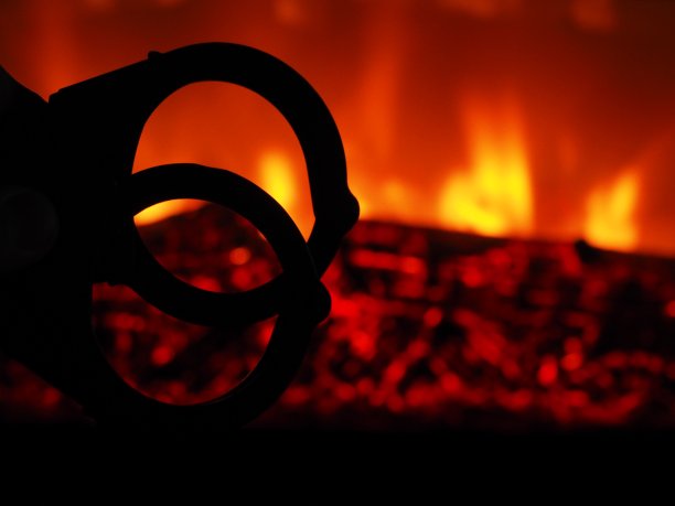 在黑暗中把手铐放在壁炉上图片下载
