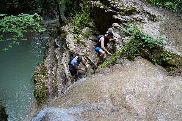 两个朋友在充满挑战的瀑布小道上徒步，埃费雷克瀑布，锡诺普图片下载