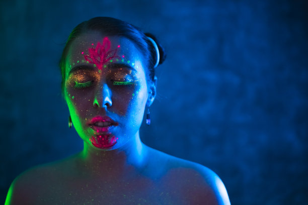 脸上有抽象画的美丽女人的肖像。图片下载