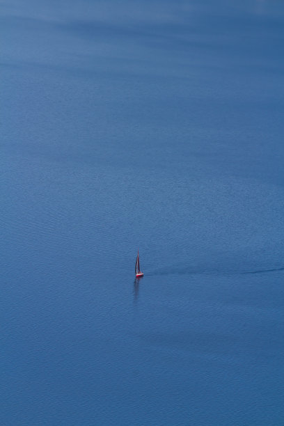 漂浮在奥地利萨尔茨堡阿特湖上的小帆船。运输、种族游艇图片下载