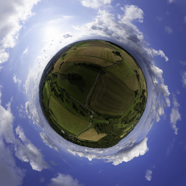 360度球形全景鸟瞰乡村道路的乡村景观图片下载