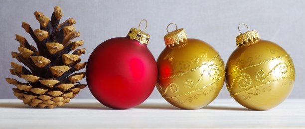 用松果和圣诞树球装饰圣诞节图片下载