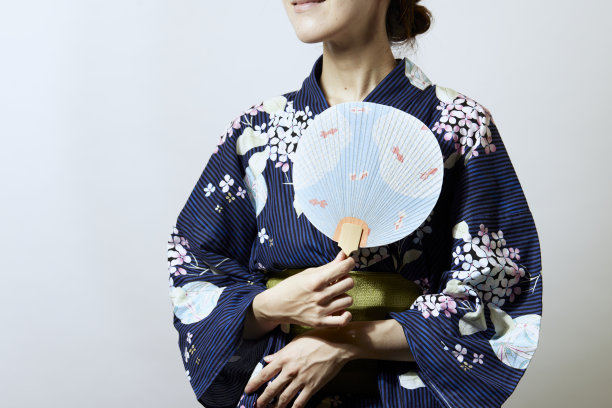 穿着浴衣的年轻日本妇女图片下载