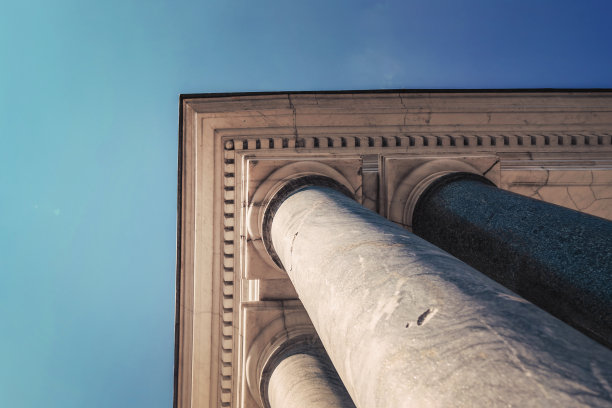 在古典的复古风格的古老的柱子关闭底部视图图片下载