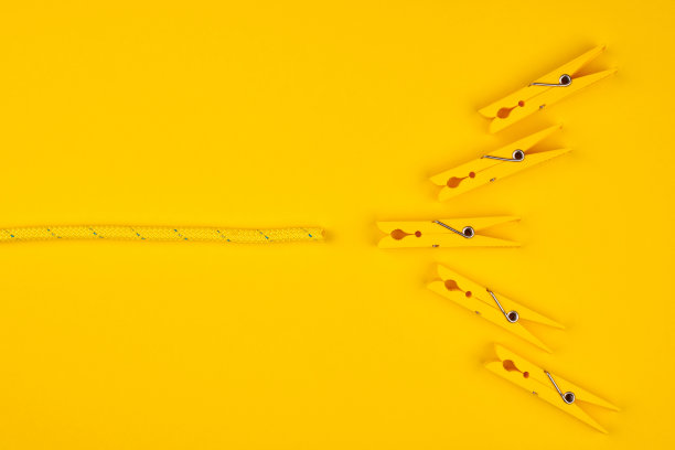 黄色的晾衣夹和绳子。幸运的概念。图片下载