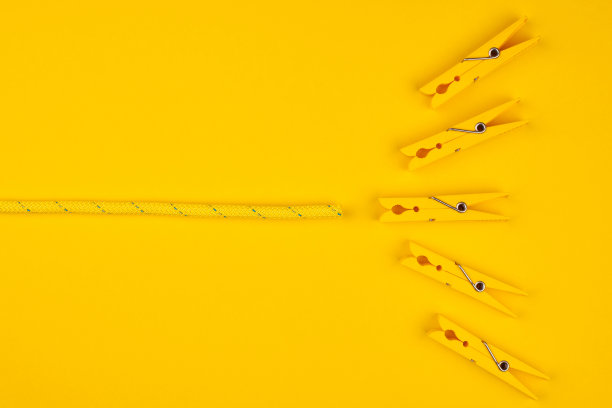 黄色的晾衣夹和绳子。幸运的概念。图片下载