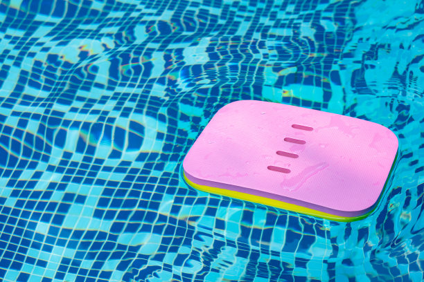 漂浮在游泳池水面上的垫子图片下载