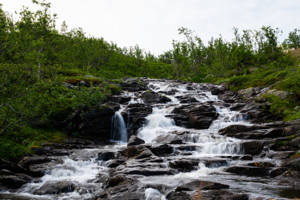 在挪威，一条河流穿过石头和绿色大自然的长期照片图片下载