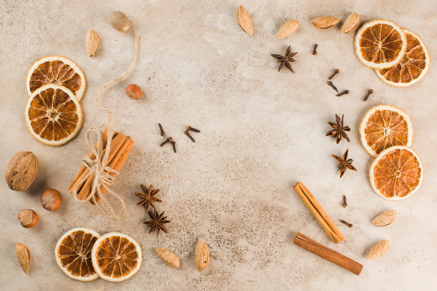 肉桂条，干橘子片，八角。前视图。秋天的背景。庆祝圣诞节的概念。图片下载