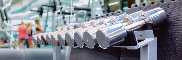 准备在健身房使用的金属哑铃图片下载