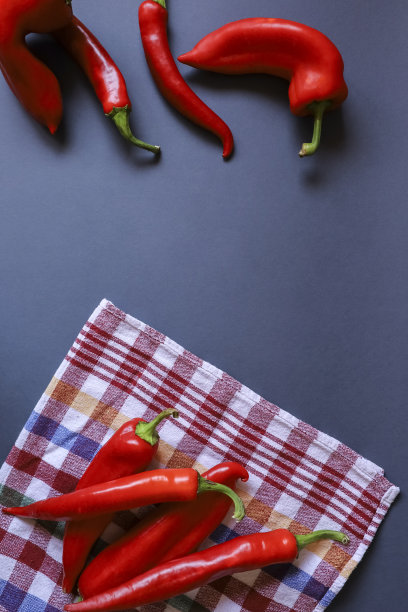 桌布上的红辣椒照片图片下载
