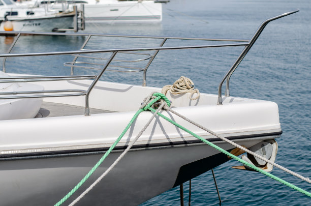 帆船。雪白的游艇。码头的船只。船用绳子。停泊游艇。图片下载