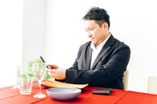 中年男子在餐厅用智能手机付款图片下载