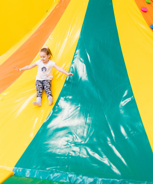 孩子们在娱乐中心玩得很开心。游戏中心图片下载