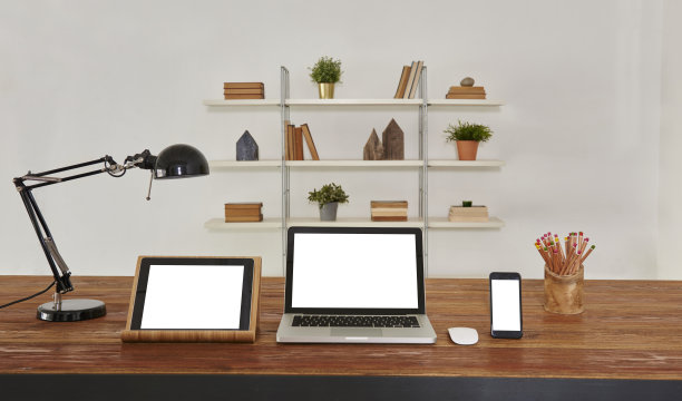 现代家居室内与金属书架的家庭办公室图片下载