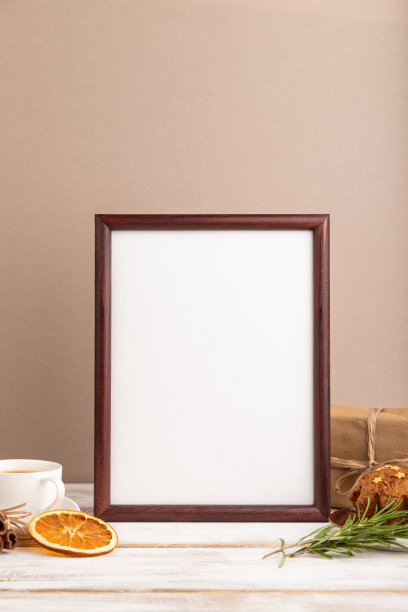 棕色木制框架模型与咖啡和蛋糕的棕色背景。空白，侧视，静物。图片下载
