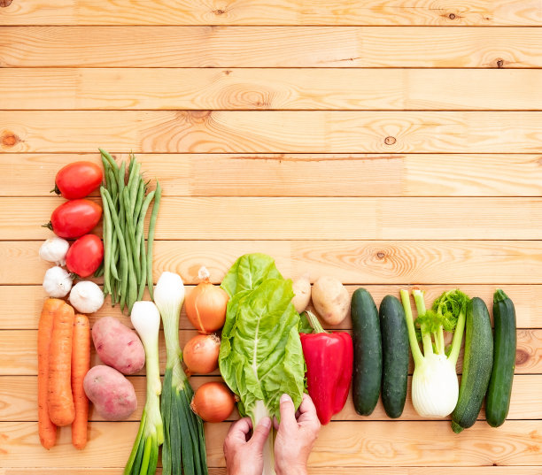 木桌上摆放着各种有机生蔬菜。素食，排毒素食饮食图片下载