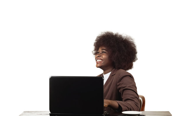 年轻的西班牙裔女性商业主管，留着非洲式的头发，在她的办公室里微笑着，背景是白色的图片下载