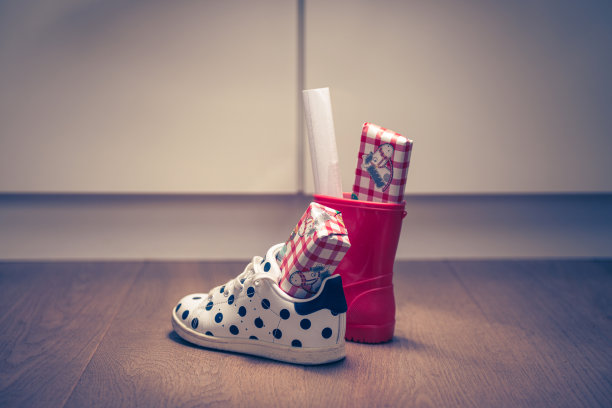 圣诞老人，孩子们一早放下鞋子，典型的荷兰聚会传统，收到礼物，糖果和一封信在你的鞋子，(放下鞋子)12月5日，圣诞老人，图片下载