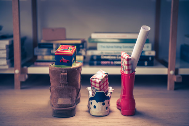 圣诞老人，孩子们一早放下鞋子，典型的荷兰聚会传统，收到礼物，糖果和一封信在你的鞋子，(放下鞋子)12月5日，圣诞老人，图片下载