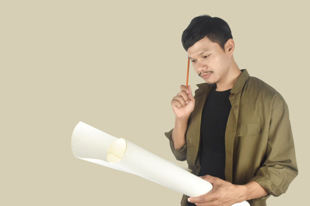 建筑师研究房间的平面布置图，严肃的土木工程师在施工现场处理文件。图片下载