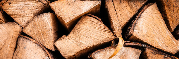有纹理的木柴背景，用来点燃和加热房子。堆柴火的柴堆桦树的纹理。横幅图片下载