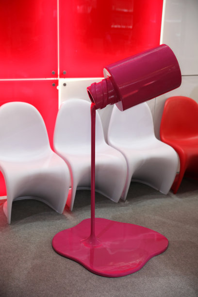 泄漏的油漆变成了水坑，以一种不寻常的方式附着。个人设计图片下载